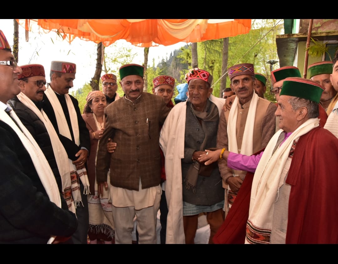 हाटी समुदाय के वरिष्ठ व्यक्ति लाला तुलसी राम जी नोहराधार को वहां की हाटी यूनिट सम्मानित करते हुए